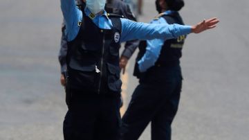 AME4460. TEGUCIGALPA (HONDURAS), 21/04/2020.- Miembros de la policía realizan un control en Villa Vieja este martes, en Tegucigalpa (Honduras). EFE/ Gustavo Amador