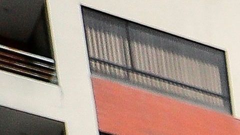 -FOTODELDÍA- AME4894. QUITO (ECUADOR), 22/04/2020.- Decenas de repartidores en motocicleta a domicillo de la cadena "Glovo" protestan hoy miércoles, en una de las calles de Quito, para reclamar un "pago justo" y mayor seguridad sanitaria para ejercer su labor, en el marco de protestas que se produjeron también en otros países. EFE/José Jácome