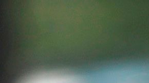 Decenas de personas hacen fila en los bancos para cobrar un bono de 300 dólares otorgados por el Gobierno.