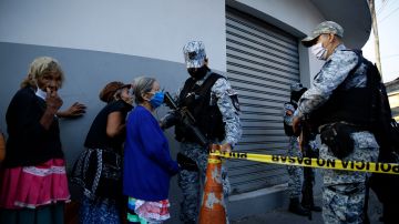 Agentes policiales mantienen un punto de control para personas que deban desplazarse por el centro de San Salvador.