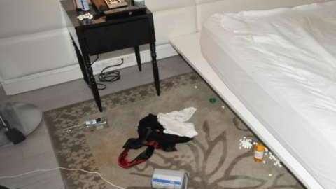Así quedó la habitación del hotel cuando llegaron los agentes de la policía de Miami Beach.