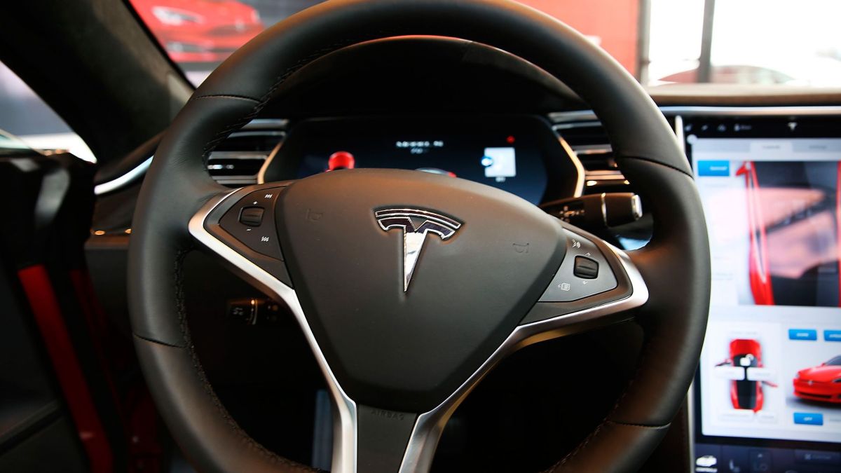 Tesla lanzó su actualización que revolucionará el piloto automático.