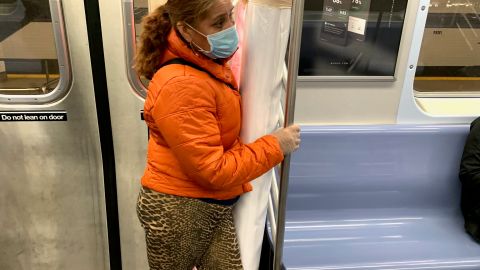 Trabajadores de las minorías son los que más están usando el Subway durante la pandemia.