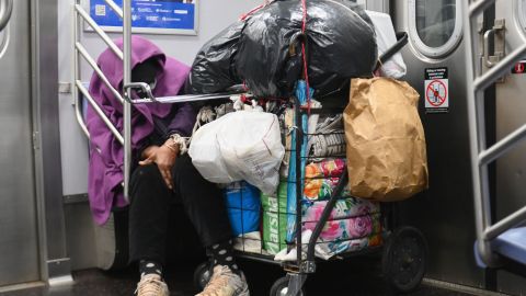 La MTA ahora prohibirá los carros con ruedas en los vagones, incluido los de compras o de supermercado.