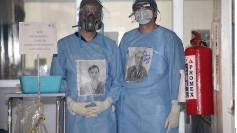 Médicos tratan a pacientes con COVID-19