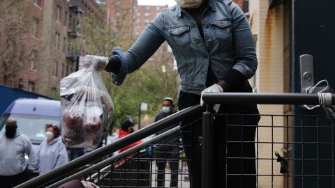 Activistas temen que se aumenten los casos de violencia doméstica en NYC debió a la cuarentena.