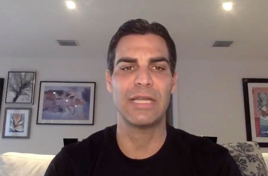 El alcalde de Miami se va de fiesta, y sin respetar la distancia social, mientras sus residentes siguen muriendo por coronavirus