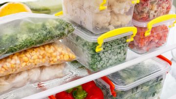 De manera preventiva mantén tu refrigerador a una temperatura de 40 °F o menos y el congelador a una temperatura de 0° F o menos.