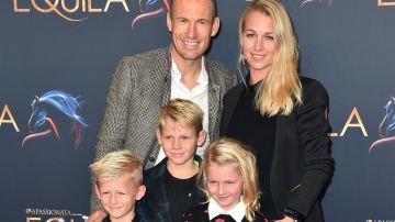 Arjen Robben junto a su esposa Bernadien.