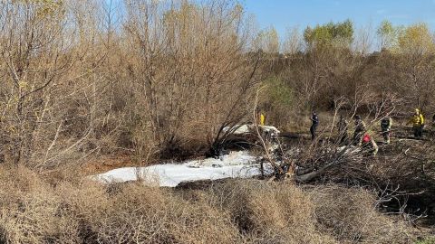 El inicidente provocó un incendio, que todavía está siendo combatido por los bomberos de Corona.