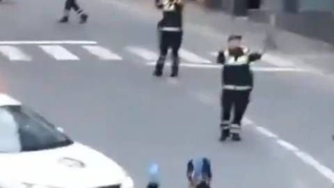 Policías hacen singular baile en la calle.