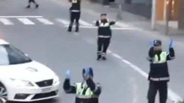 Policías hacen singular baile en la calle.