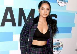 Becky G luce sus piernas con un top y minishorts de mezclilla