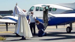 Un sacerdote a bordo de una avioneta bendice desde el cielo a su ciudad por el coronavirus