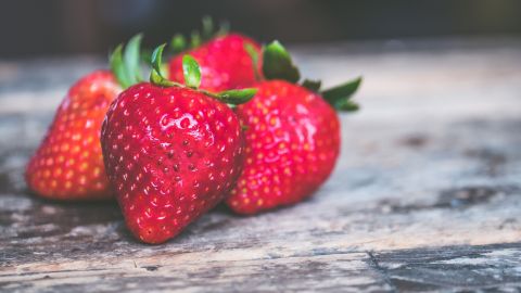 Ritual con fresas para atraer el amor.