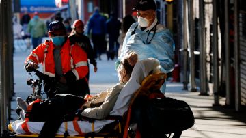 New York (United States), 28/04/2020.- A patient is transported by a paramedic to a waiting ambulance in New York, USA, 28 April 2020. New York City remains the epicenter of the coronavirus outbreak in the USA, as countries around the world are taking measures to stem the spread of the SARS-CoV-2 coronavirus, which causes the COVID-19 disease. (Estados Unidos, Nueva York) EFE/EPA/Peter Foley