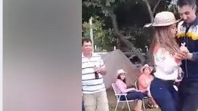 Los chicos bailan encima del animal.