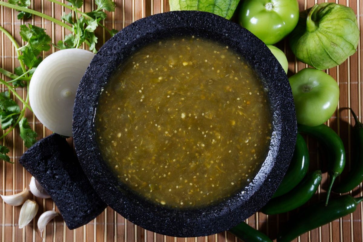 Receta de la auténtica salsa verde mexicana con tomatillo