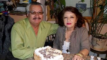 El ecuatoriano César Ortiz, de 69 años, junto a su esposa Ceci Ortiz.
