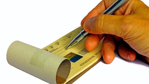 El hombre fue directo al banco a depositar el dinero a su cuenta.