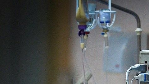 Un paciente con COVID-19 es atendido en un hospital de Milán, Italia.