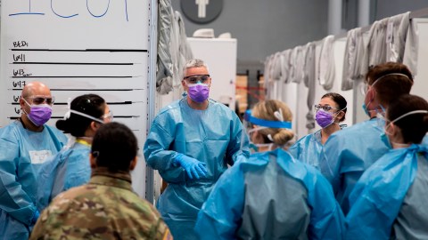 El Gobernador dijo estar “cuidadosamente optimista” porque las las hospitalizaciones continúan manteniéndose estables.