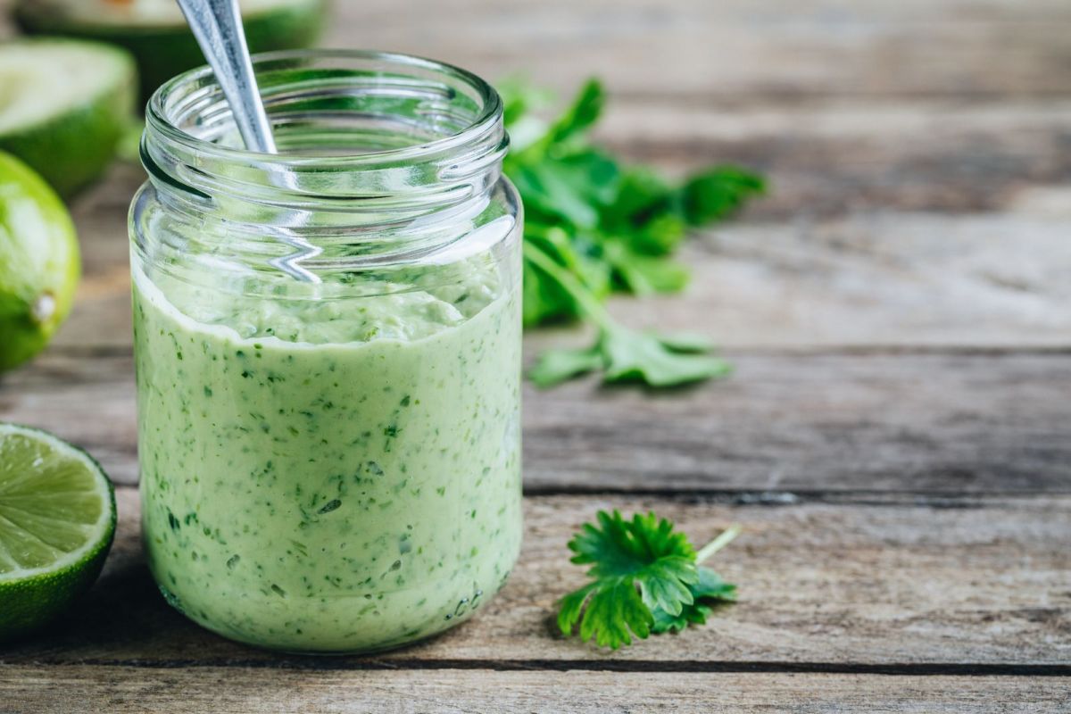 El jugo de cilantro es de gran ayuda para promover la buena digestión, combatir la hinchazón y depurar ak organismo.