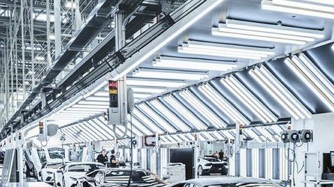 Los empleados de Lamborghini encargados de trabajar con la piel usada en los interiores de los autos, serán quienes manufacturen los cubrebocas de la marca.