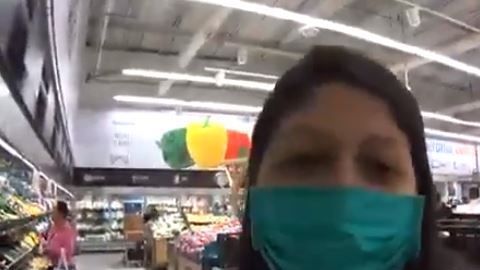 En el video, la mujer también asegura haber ido en un horario con poca gente.