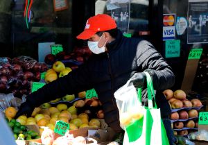 Nueva York estudiará ofrecer ayuda económica a indocumentados como se anunció en California