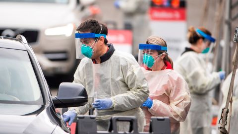 Personal médico de los Estados Unidos realizando la toma de muestras para la prueba del coronavirus.