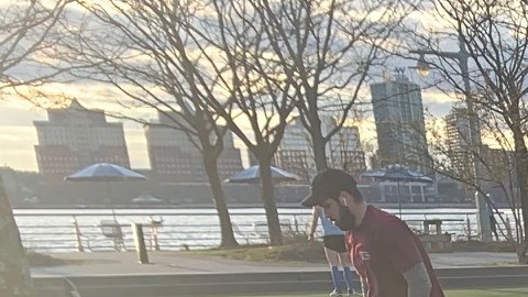 El Gobernador ordenó multar a quien no cumpla con las normas de distanciamiento social, sobre todo en parques y plazas de NYC.