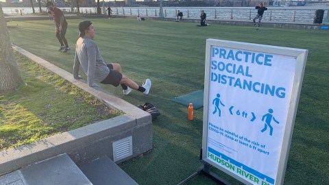 El Gobernador ordenó multar a quien no cumpla con las normas de distanciamiento social, sobre todo en parques y plazas de NYC.