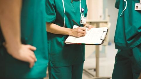 Médicos.