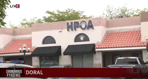 Los oficiales fueron a recoger algunas de esas mascarillas en la oficina de la Asociación Hispana de Oficiales de Policía en la ciudad de Doral.