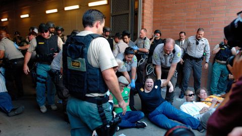 Activistas e inmigrantes protestan contra la ley SB1070 en Phoenix, Arizona.