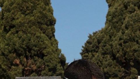 GRAF5165 SALAMANCA 03/04/2020.- Un sacerdote hace un responso ante el ataúd de un fallecido durante el entierro en el Cementerio de Salamanca, este viernes, en medio del estado de alarma decretado por la crisis del coronanovirus. EFE/JM Garcua