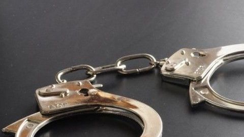 En CDMX detienen a dos hombres relacionados con narcomenudeo