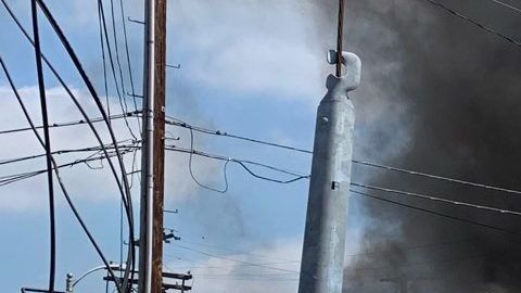 Bomberos combaten un gran fuego en el sur de Los Ángeles.