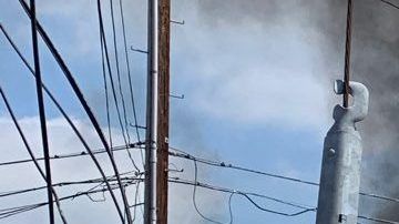 Bomberos combaten un gran fuego en el sur de Los Ángeles.