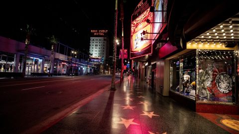 El emblemático paseo de la fama de Hollywood vacío por la noche ETIENNE LAURENT/EFE.