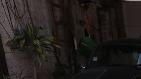 Un habitante de la Ciudad de México trata de sacar agua de una cisterna.