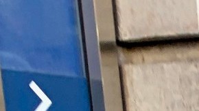 Todavía se ve a personas haciendo filas en algunos negocios en NYC, violando la norma del distanciamiento social.