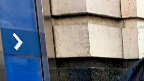 Todavía se ve a personas haciendo filas en algunos negocios en NYC, violando la norma del distanciamiento social.