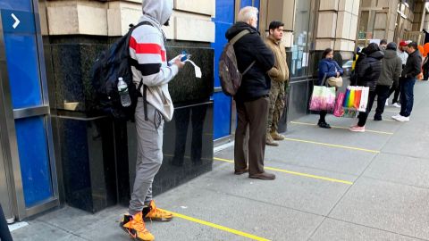 Todavía se ve a personas haciendo filas en algunos negocios en NYC, violando la norma del distanciamiento social.