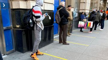 Todavía se ve a personas haciendo filas en algunos negocios en NYC, violando la norma del distanciamiento social.
