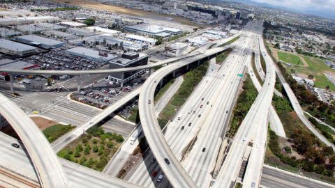 El descenso del tráfico en las autopistas, ha hecho que muchos conductores excedan límites de velocidad. (La Opinión).