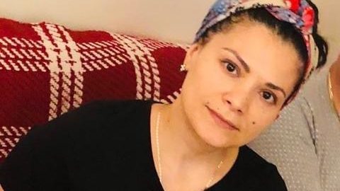 Gabriela Pérez y su pareja en su casa de Manhattan.