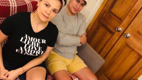 Gabriela Pérez y su pareja en su casa de Manhattan.