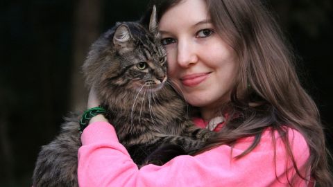 Los gatos son animales independientes que pueden sentirse invadidos ante la presencia humana por 24 horas.